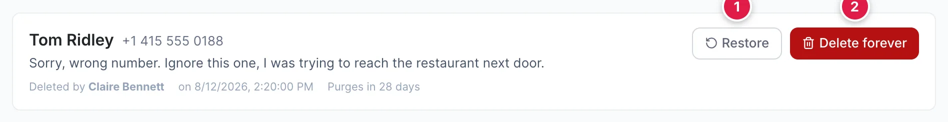 Eine gelöschte Konversationskarte in „close-up“. Der Name des Kontakts, Tom Ridley, steht neben der Nummer +1 415 555 0188, der letzten Nachricht darunter und einer Fußzeile mit dem Vermerk „Gelöscht von Claire Bennett am 12.08.2026, 14:20:00 Uhr“ sowie „Wird in 28 Tagen endgültig gelöscht“. Rechts davon befinden sich eine umrandete Schaltfläche „Restore“ mit der Nummer 1 und eine rote Schaltfläche „Delete forever“ mit der Nummer 2.