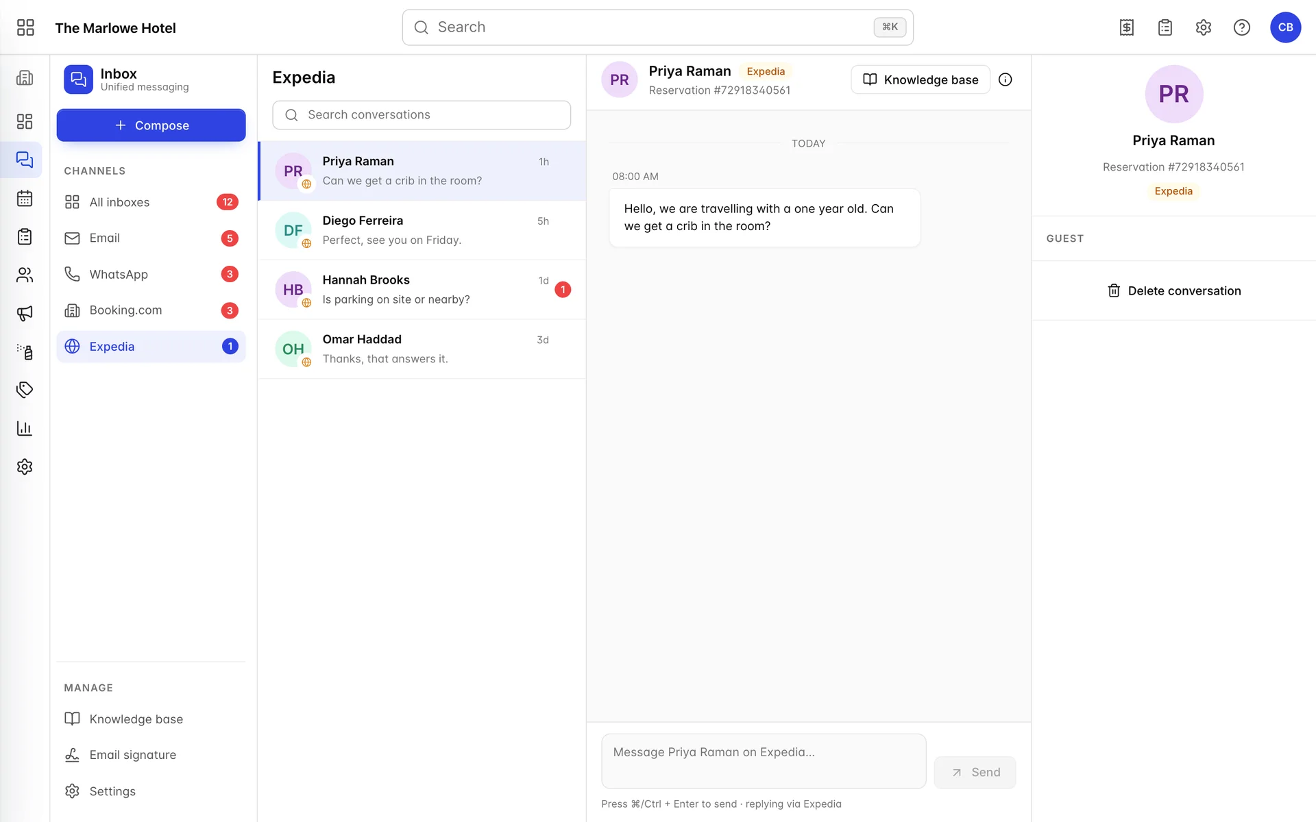 La boîte de réception avec le canal Expedia sélectionné. Les lignes comportent une «guest name» (Dernière message) sans «subject line» (Détails de la réservation), l’en-tête du fil de discussion affiche la référence de réservation n° 72918340561 sous l’«guest name» (Réservations) avec un badge Expedia, et le panneau «details» (Informations sur la réservation) à droite répertorie cette référence de réservation au-dessus d’une seule action «Delete conversation» (Modifier la réservation), sans bouton «Mark no reply needed» (Modifier la réservation).