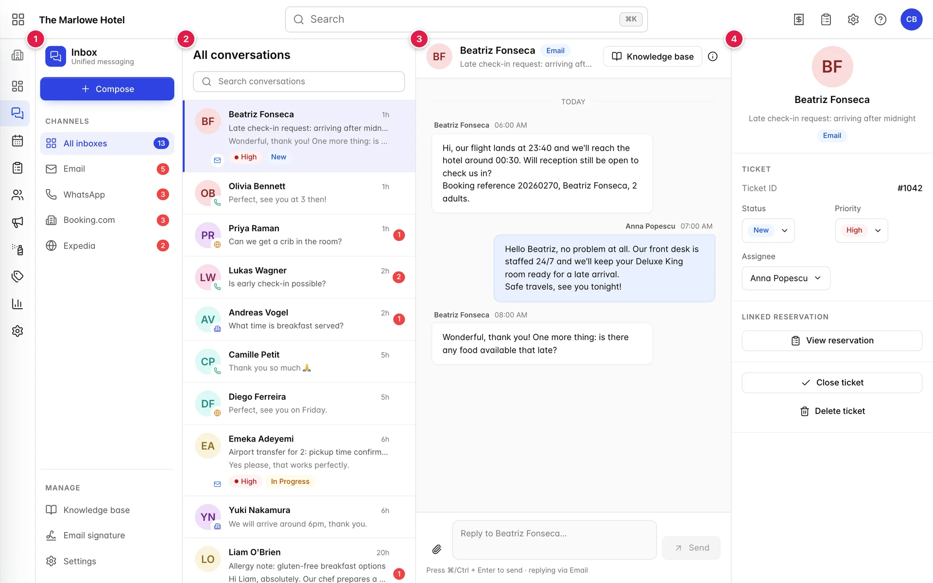 La boîte de réception d’Communication, organisée en trois colonnes : une colraile de gauche, de couleur sombre, comportant un bouton « Compose » ainsi que des entrées de canaux pour All inboxes, Email, WhatsApp, Booking.com et Expedia ; une colliste de conversation intitulée « Toutes les conversations », dotée d’un champ de recherche et de lignes affichant les mentions « guest name », « subject », l’heure et le badge « status » ; et un volet de lecture à droite affichant le fil de discussion ouvert, avec une zone de réponse en dessous et un panneau « details » à sa droite.