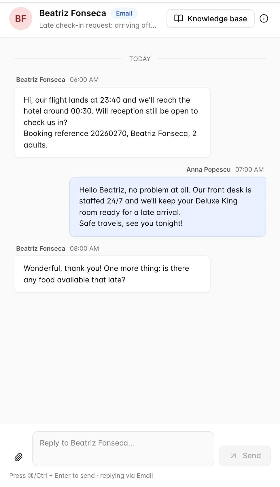 Un fil de discussion «email » ouvert avec Beatriz Fonseca. Les messages sont regroupés sous un séparateur de jour, les messages des clients à gauche et les réponses de l’hôtel à droite, chacun comportant le nom de l’auteur et l’heure. La zone de réponse ci-dessous comporte le texte « Répondre à Beatriz Fonseca », accompagné d’un trombone, d’un bouton « Send » et de l’indication suivante : « Appuyez sur Command / Ctrl + Enter à send, en répondant via Email ».