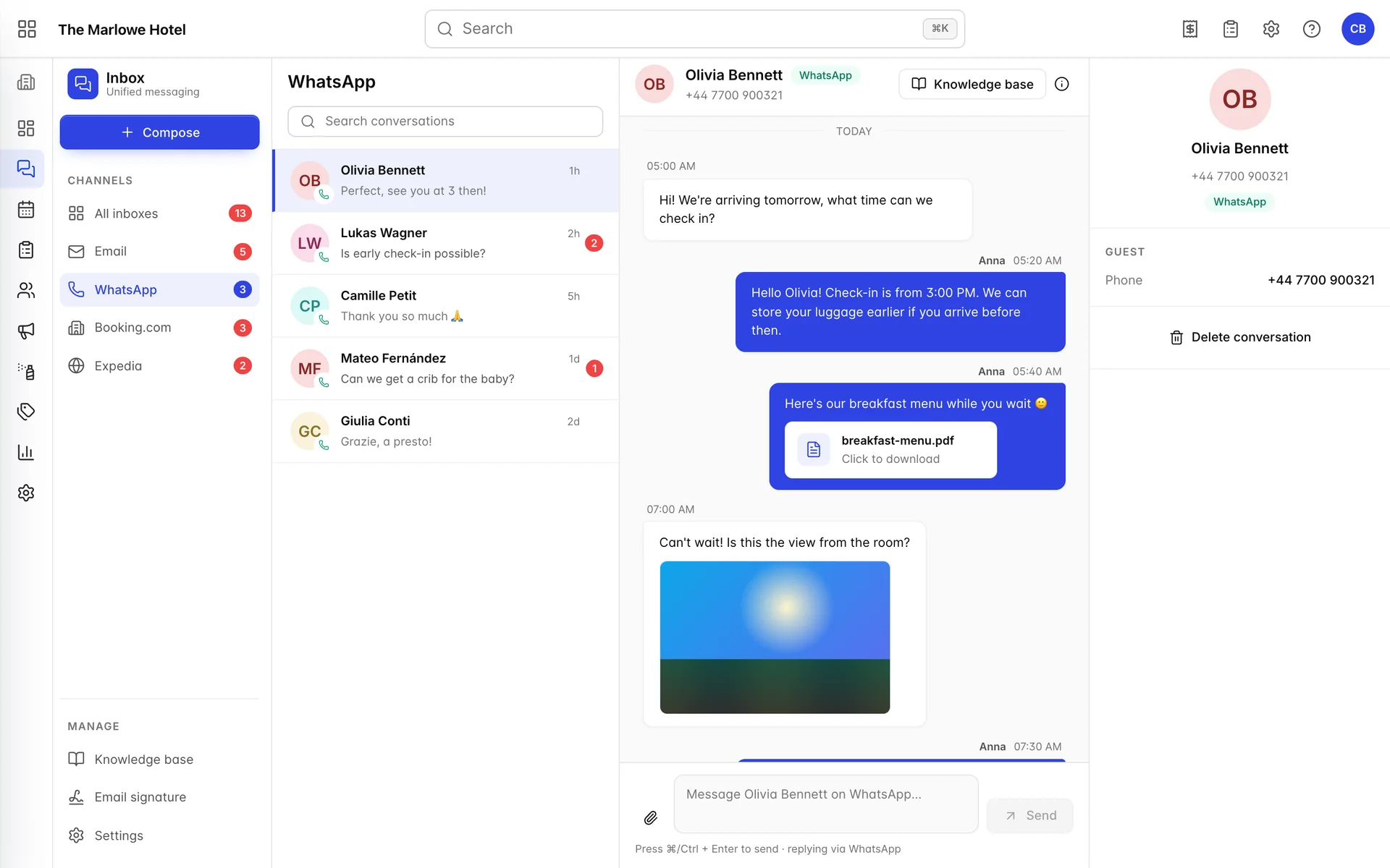 La boîte de réception avec le canal WhatsApp sélectionné. L’list est intitulée « WhatsApp » et chaque ligne comporte le nom d’un contact suivi de l’message, sans subject line. La conversation ouverte avec Olivia Bennett affiche de courts messages de chat, un PDF téléchargeable et une photo. Le panneau « details » situé à droite n’affiche que l’guest name, un phone number, un badge WhatsApp et un bouton Delete conversation.