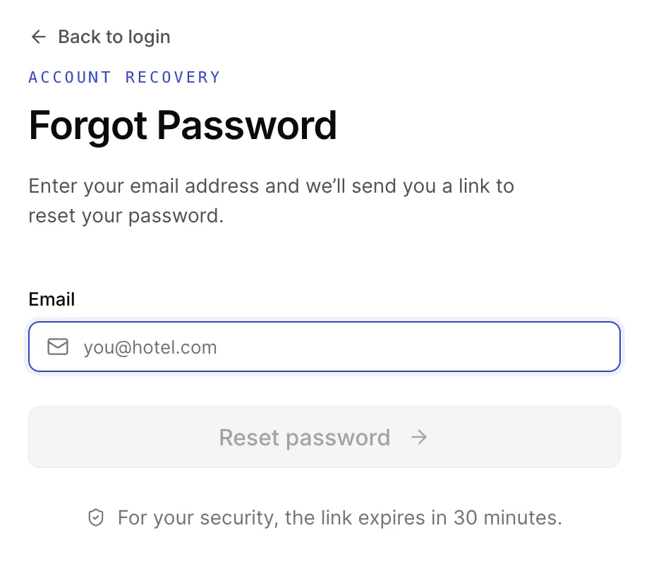 Der Bildschirm „Forgot Password“. Oben befindet sich ein Pfeil „Back to login“, darüber eine kleine blaue Einblendung mit der Aufschrift „ACCOUNT RECOVERY“ über der Überschrift „Forgot Password“ sowie die Zeile „Geben Sie Ihre E-Mail-Adresse email address ein, und wir senden Ihnen einen Link zum Zurücksetzen Ihres Passworts password“. Ein einzelnes Feld „Email“ ist mit einem Briefumschlagsymbol versehen und enthält den Platzhalter „you at hotel dot com“. Darunter befindet sich die Schaltfläche „Reset password“ mit einem Rechtspfeil, die so lange ausgegraut ist („out“), bis eine Adresse eingegeben wird, und ganz unten steht „next“ neben einem Schildsymbol, wobei eine Zeile lautet: „Zu Ihrer Sicherheit läuft der Link in 30 Minuten ab.“