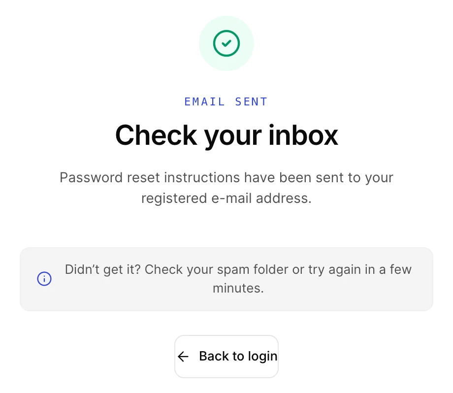 Die Bestätigungsmeldung, die nach der Anforderung eines Zurücksetzens angezeigt wird. Ein grün umrandetes Häkchen, eine blaue Aufschrift mit dem Text „EMAILS SENT“, die Überschrift „Überprüfen Sie Ihren Posteingang“ sowie die Zeile „Password-Anweisungen zum Zurücksetzen wurden an Ihre registrierte E-Mail-Adresse gesendet“. Darunter befindet sich ein graues Feld mit einem Informationssymbol und dem Text „Haben Sie die E-Mail nicht erhalten? Überprüfen Sie Ihren Spam-Ordner oder versuchen Sie es in einigen Minuten erneut.“ Am Ende der Seite befindet sich die Schaltfläche „Back to login“.