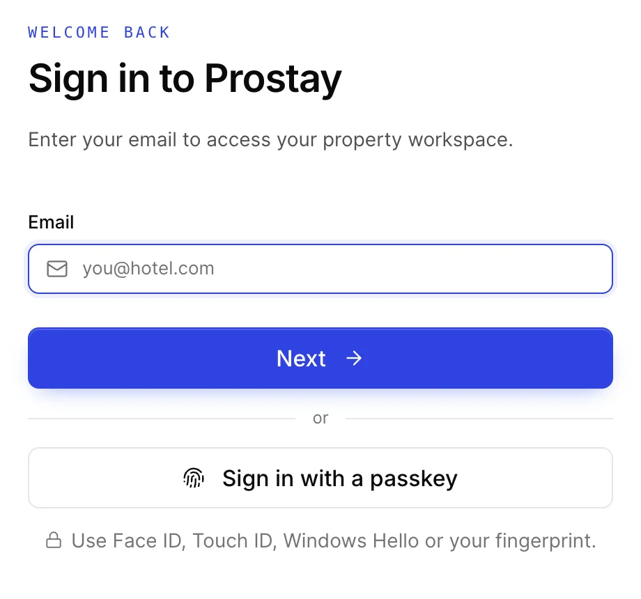 Die Anmeldekarte mit der Überschrift „Willkommen zurück“ und „Bei Prostay anmelden“, mit der Zeile „Geben Sie Ihre E-Mail-Adresse ein, um auf Ihren Arbeitsbereich für das Objekt zuzugreifen“, einem E-Mail-Feld, in dem der Platzhalter „you@hotel.com“ angezeigt wird, einer blauen Schaltfläche „Weiter“ sowie darunter einer Trennlinie mit dem Text „oder“ und einer Schaltfläche „Sign in with a passkey“ sowie der Zeile „Verwenden Sie Face ID, Touch ID, Windows Hello oder Ihren Fingerabdruck“.