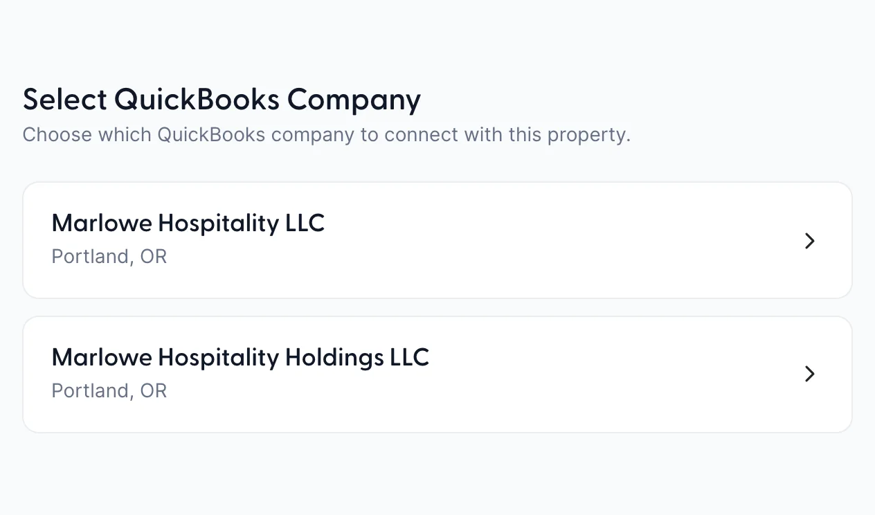 Ein Bildschirm mit der Überschrift „Select QuickBooks Unternehmen“, auf dem zwei Zeilen aufgeführt sind: „Marlowe Hospitality LLC“ und „Marlowe Hospitality Holdings LLC“, beide in Portland, Oregon, jeweils mit einem Chevron-Symbol auf der rechten Seite.