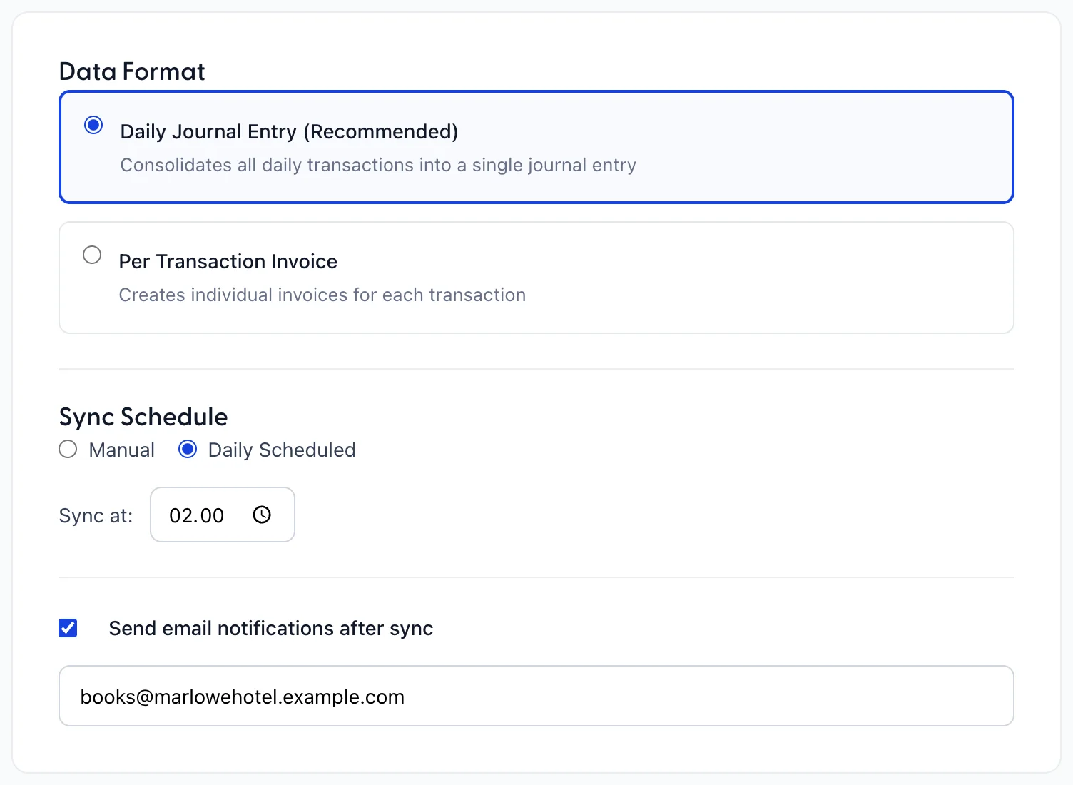 Schritt 3: Synchronisierungseinstellungen. Wählen Sie „Daily Journal Entry“ anstelle von „Per Transaction Invoice“, legen Sie einen Zeitplan fest auf „Daily Scheduled“ mit einer Synchronisierung um 02:00 Uhr und aktivieren Sie das Kontrollkästchen „Send <span translate="no">email notifications after sync</span>“ mit einer darunter angegebenen Adresse.