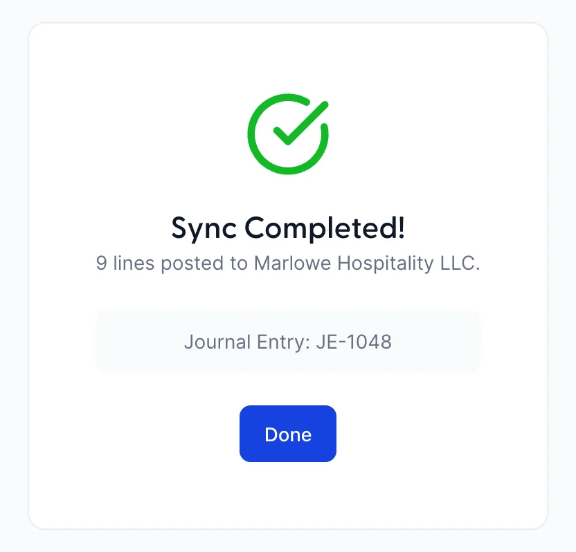 Eine Bestätigungsseite mit der Überschrift „Synchronisierung abgeschlossen“ und einem grünen Häkchen, der Zeile „9 Buchungen an Marlowe Hospitality LLC“, der Referenznummer JE-1048 von Journal Entry sowie einer Schaltfläche „Fertig“.