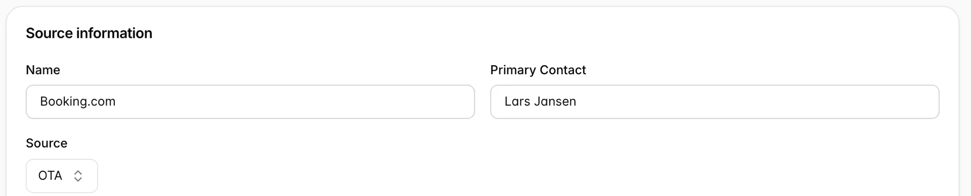 Der obere Teil der Karte „Source information“, beschnitten auf das Feld „Name“ mit der Aufschrift „Booking.com“, das Feld „Primary Contact“ mit der Aufschrift „Lars Jansen“ und das Dropdown-Menü „Source“ mit der Auswahl „OTA“.