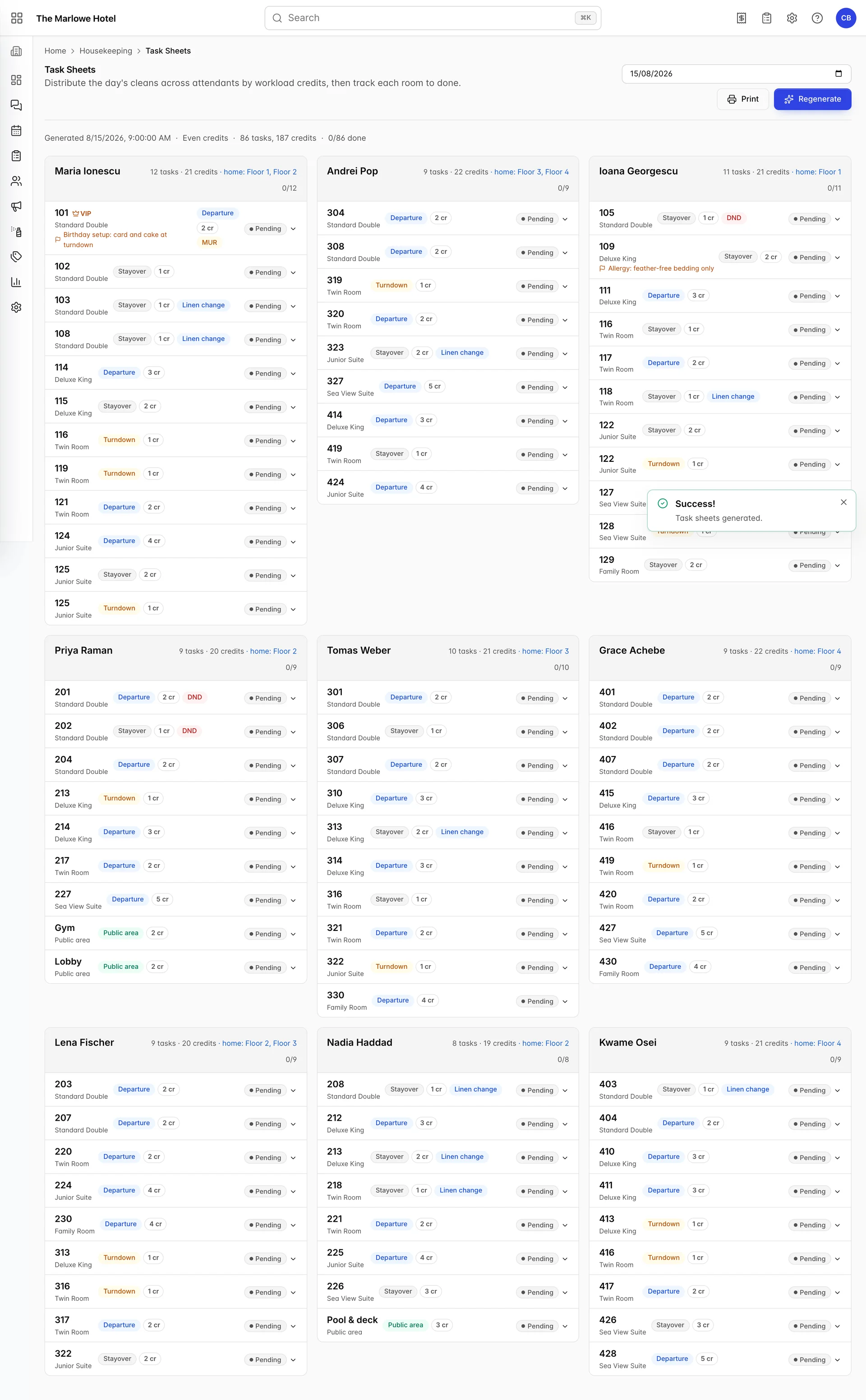 Die Seite „Task Sheets“ vom 15. August 2026: eine Zusammenfassungszeile mit den Angaben „86 Aufgaben, 187 Credits, 0/86 done“, darüber neun Karten in einem Raster, eine pro Mitarbeiter, auf denen jeweils Zimmer mit einer Aufgaben-type-Badge, einer Credit-Anzahl und einem „Pending“-Menü aufgeführt sind.