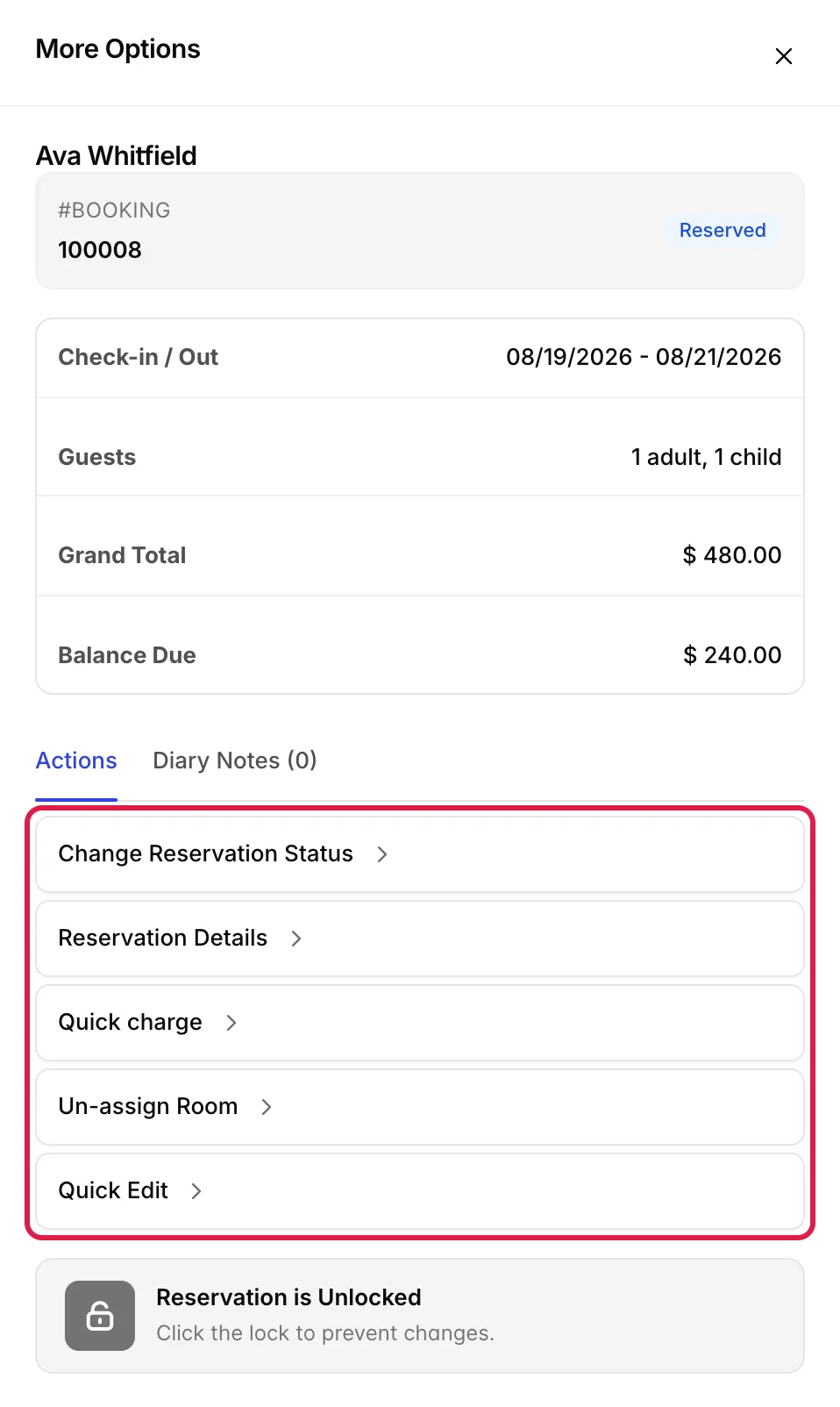 Das „More Options“-Fenster für eine Buchung, das die Badges „guest name“, „booking number“ und „status“ sowie die Check-in- und Check-out-Daten, die Gästeanzahl, „grand total“ und „balance due“ anzeigt; darüber befinden sich Schaltflächen zum Ändern von „status“, zum Öffnen der Reservierung, zum Abrechnen sowie zum Aufheben der Zuordnung von „room“ und „quick edit“.