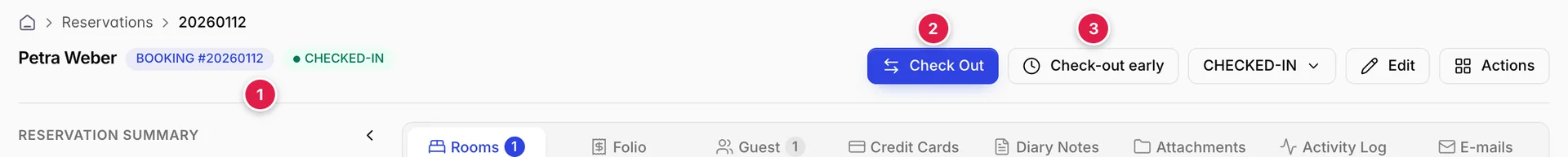 Le même en-tête après l'enregistrement, affichant désormais un badge «CHECKED-IN» vert ainsi que les boutons «Check Out», «Check-<span translate="no">out early</span>», le menu déroulant «status», «Edit» et «Actions».
