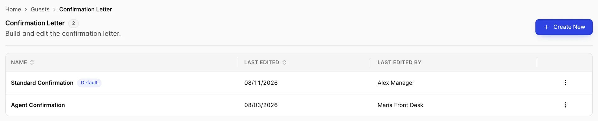 Die Liste „Confirmation Letter“ enthält zwei Vorlagen. „Standard Confirmation“ ist mit dem Badge „Default“ versehen und wurde am 08.11.2026 von Alex Manager unter last edited veröffentlicht; „Agent“ wurde am 08.03.2026 von Maria Front Desk unter veröffentlicht. Oben rechts befindet sich die Schaltfläche „Create New“.