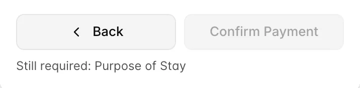Am Ende der Zusammenfassung der Buchung im Schritt der Zahlungen befindet sich eine Schaltfläche mit der grauen Beschriftung „out“ (Confirm Payment) sowie darunter die Zeile „Noch erforderlich: Purpose of Stay“.