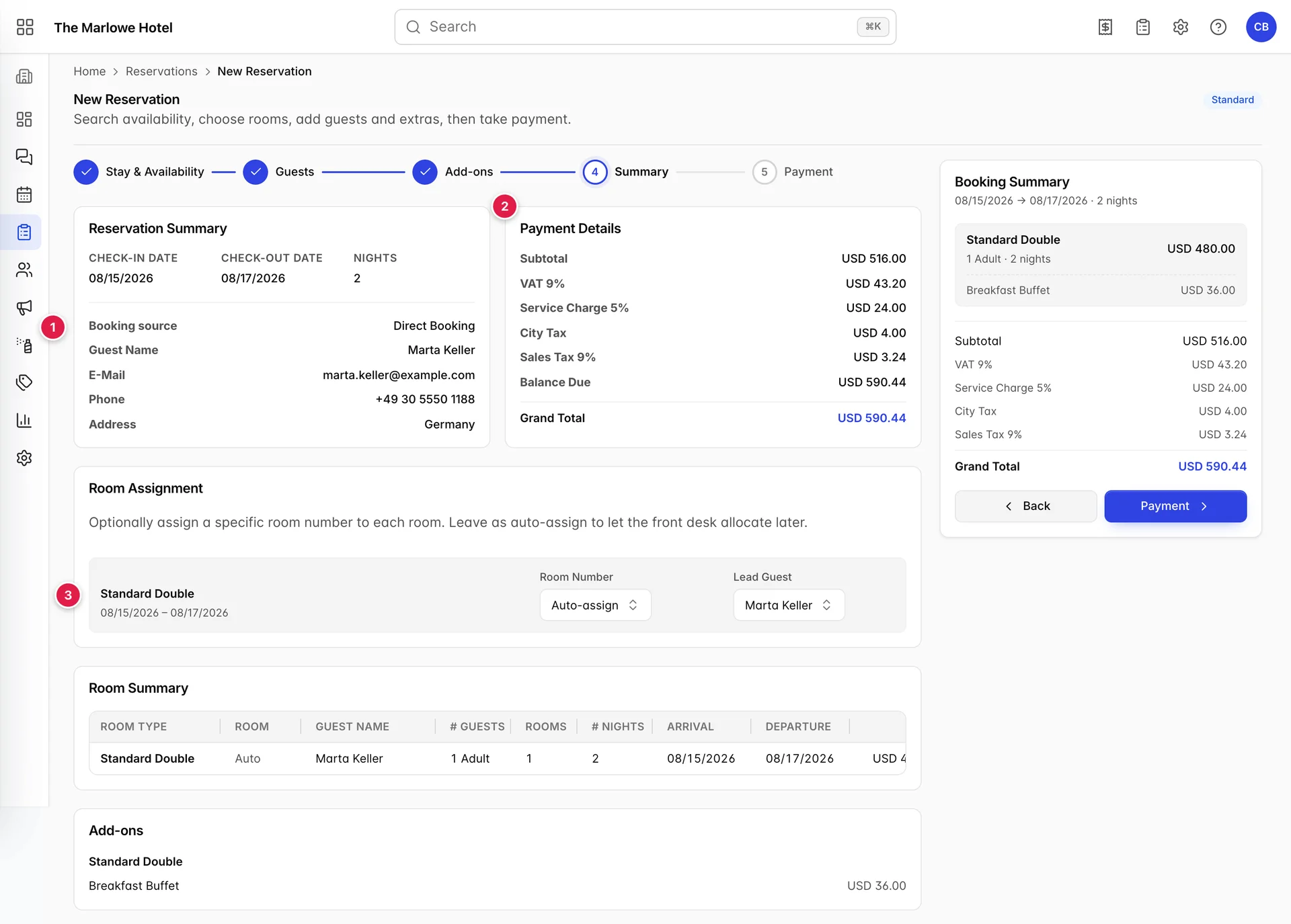 Schritt 4 des Assistenten mit einem Bereich „Zusammenfassung der Reservierungen“, einem Bereich „payment details“, einem Bereich „room assignment“ mit den Optionen „auto-assign“ und „lead guest“ sowie einer Tabelle „room summary“.