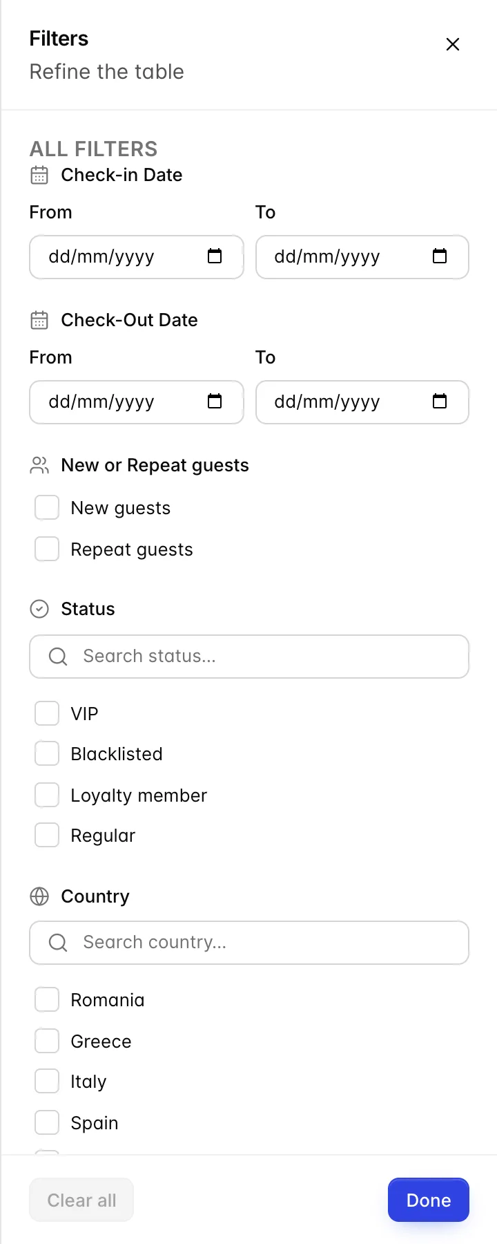 Die Filterleiste ist rechts neben dem Gästeverzeichnis geöffnet und zeigt „Check-in Date“ sowie „Check-<span translate="no">Out Date</span>“ als „Von“- und „Bis“-Paare an, Auswahlfelder für „New guests“ und „Repeat guests“, eine durchsuchbare Liste „Status“ mit den Einträgen „VIP“, „Blacklisted“, „Loyalty member“ und „Regular“ sowie eine durchsuchbare Liste „Country“ mit den Einträgen „Clear all“ und „Done“ am Ende.