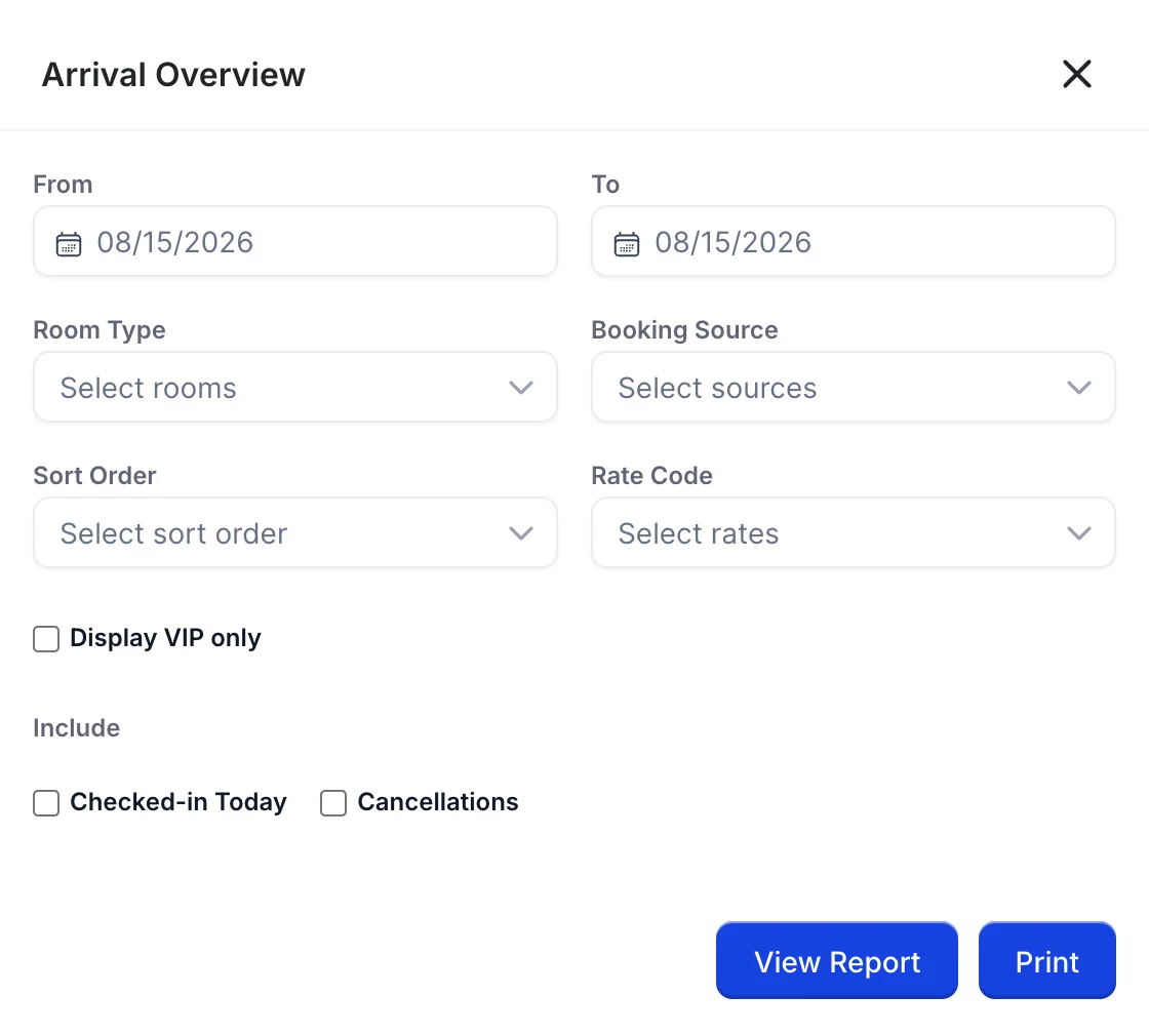 Das Filterfeld „Arrival Overview“ ist auf der rechten Seite des Bildschirms geöffnet, wobei die Felder „From“ und „To dates“ beide auf die Auswahllisten „08/15/2026“, „Room Type“, „Booking Source“, „Sort Order“ und „Rate Code“ eingestellt sind, das Kontrollkästchen „Display VIP only“ aktiviert ist, die Gruppe „Include“ die Optionen „Checked-in Today“ und „Cancellations“ enthält sowie die Schaltflächen „View Report“ und „Print“ angezeigt werden.