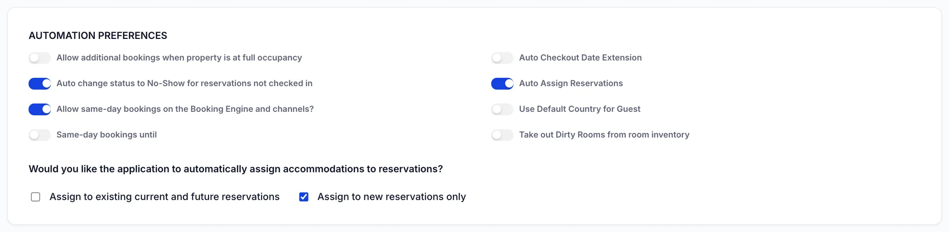La section « Automation Preferences » (Préférences d’automatisation) comporte deux colonnes de commutateurs. À gauche : « Allow additional bookings when property is at full occupancy » (Désactiver la validation des adresses e-mail) désactivée, « Auto change status to No-Show for reservations not checked in » (Remplacer automatiquement par pour les réservations non) activée, « Allow same-day bookings on the <span translate="no">Booking Engine and channels?</span> » (Activer l’automatisation des e-mails de confirmation de réservation) activée et « Same-day bookings until » (Activer l’automatisation des e-mails de confirmation de départ) désactivée. À droite : « Auto Checkout Date Extension » désactivée, « Auto Assign Reservations » activée, « Use Default Country for Guest » désactivée et « Take out Dirty Rooms from room inventory » désactivée. En dessous, la question « Souhaitez-vous que l’application attribue automatiquement des hébergements aux réservations ? » est accompagnée de deux cases à cocher : « Assign tor les réservations existantes et futures » n’est pas cochée et « Assign tor uniquement les nouvelles réservations » est cochée.