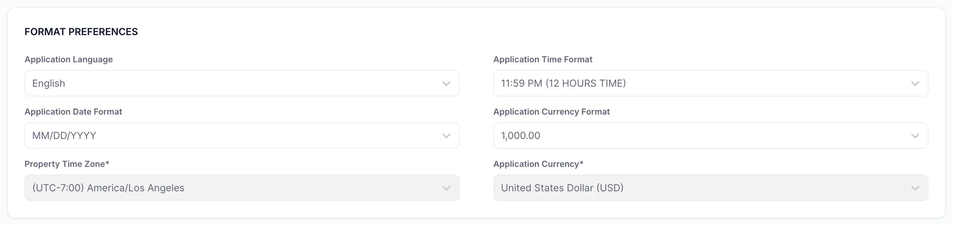La section « Préférences de format », avec la langue de l'application réglée sur « Anglais », le format de date de l'application « MM/JJ/AAAA », le fuseau horaire « Property Time Zone (UTC-7:00) America/Los Angeles », le format d'heure de l'application « 11:59 PM (12 HOURS TIME) », le format de nombre « Application Currency » et le format de devise « Application Currency » (dollar américain).