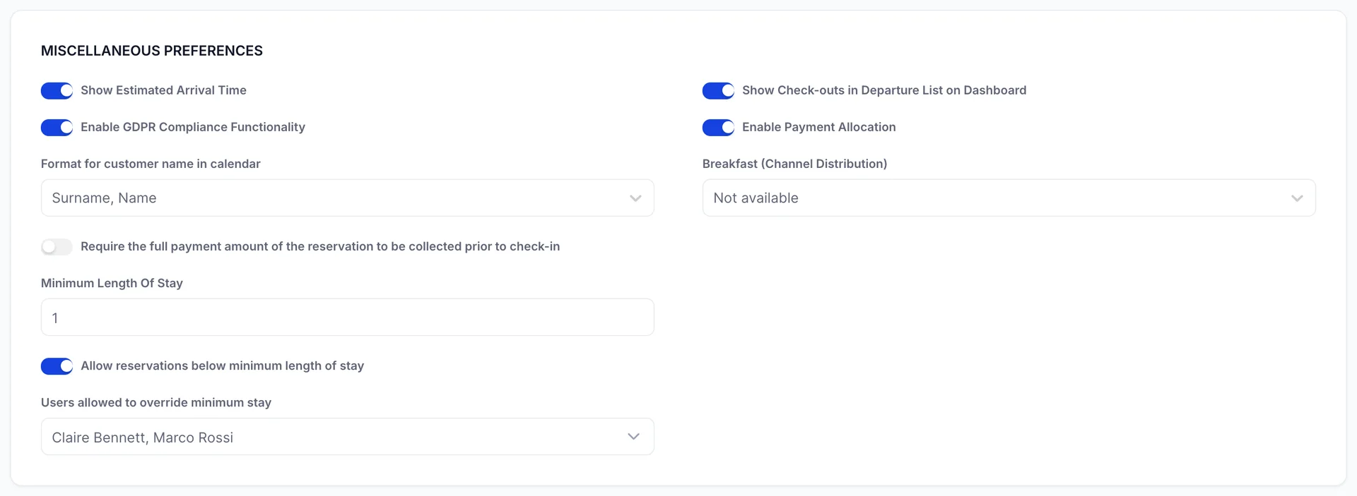 La section « Préférences diverses ». Les options « Show Estimated <span translate="no">Arrival Time</span> », « Enable GDPR Compliance Functionality », « Show Check-outs in Departure List on Dashboard » et « Enable Payment Allocation » sont toutes activées. L’option « Format for customer name in calendar » indique « Surname, Name » et l’option « Breakfast (Channel Distribution) » indique « Not available ». L'option « Exiger le paiement intégral du montant de la réservation avant l’enregistrement » est désactivée. Le champ « Minimum Length Of Stay » est défini sur 1, l’option « Allow reservations below minimum length of stay » est activée et le sélecteur « Users allowed to override minimum stay » situé en dessous affiche « Claire Bennett, Marco Rossi ».