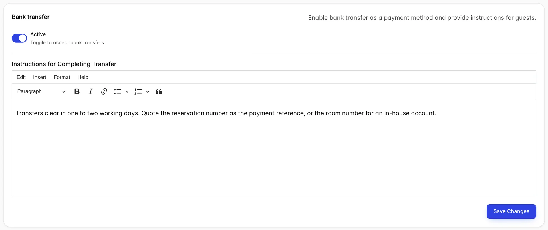Die Registerkarte „Bank transfer“ mit der Umschaltfläche „Active“ und dem Hinweis „Umschalten, um Banküberweisungen zu akzeptieren“ sowie dem Rich-Text-Feld „Anweisungen zum Ausfüllen der Überweisung“, in dem es heißt: „Überweisungen werden innerhalb von ein bis zwei working days verrechnet. Geben Sie die Reservierungsnummer als Verwendungszweck an oder die room number für eine In-house account.“