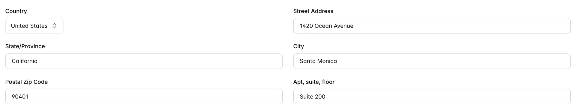 Die sechs Adressfelder auf der Karte „Objekt Address“: Land: Vereinigte Staaten, „Street Address“ 1420 Ocean Avenue, Bundesstaat/Provinz: Kalifornien, Stadt: Santa Monica, Postleitzahl: 90401 und Wohnung, Suite, Etage: Suite 200.
