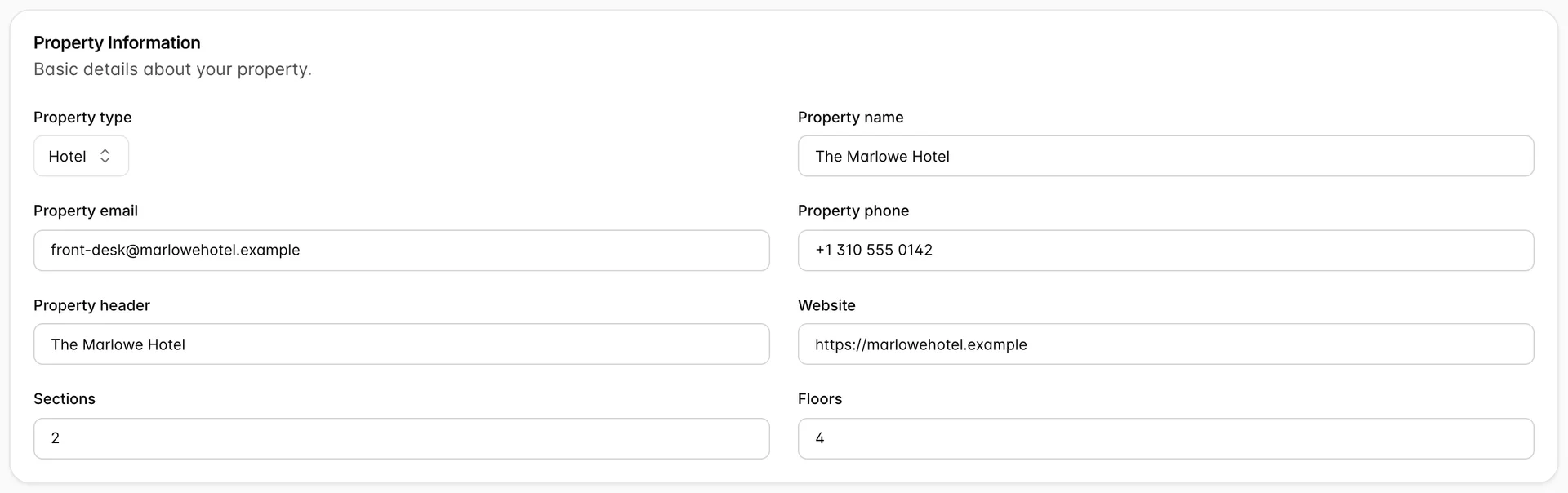 Die „Property Information“-Karte, bei der „Property type“ auf „Hotel“ eingestellt ist, Property name Das „Marlowe“ Hotel, Property email front-desk@marlowehotel.example, Property phone +1 310 555 0142, Property header Das „Marlowe“ Hotel, Website https://marlowehotel.example, Sections 2 und Floors 4.