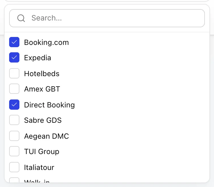 Le sélecteur de sources s'ouvre sur l'onglet «Details » (Sources de réservation), avec un champ de recherche situé au-dessus d'une liste déroulante d'booking sources : Booking.com, Expedia et Direct Booking sont cochés, tandis que Hotelbeds, Amex GBT, Sabre GDS, Aegean DMC, TUI Group et Italiatour ne le sont pas ; la liste se poursuit en dessous du panneau.