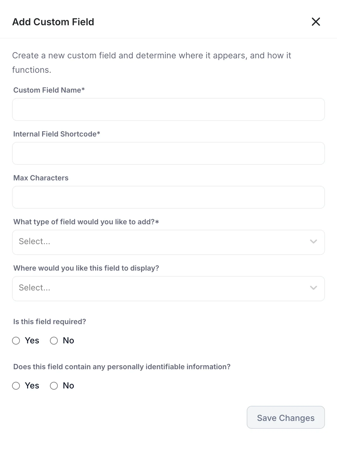 Das Fenster „Custom Field“ (Erstellen/Bearbeiten), das mit den Worten „Create, ein neues custom field, und legen Sie fest, wo es angezeigt wird und wie es funktioniert.“ eingeführt wird. Es verfügt über die Eingabefelder „Custom Field Name“, „Internal Field Shortcode“ und „Max Characters“, ein Dropdown-Menü mit der Frage „Which type of field would you like to add?“, ein Mehrfachauswahlfeld mit der Frage „Where would you like this field to display?“ sowie Ja- oder Nein-Auswahlknöpfe für die Fragen „Is this field required?“ und „Does this field contain any personally identifiable information?“.