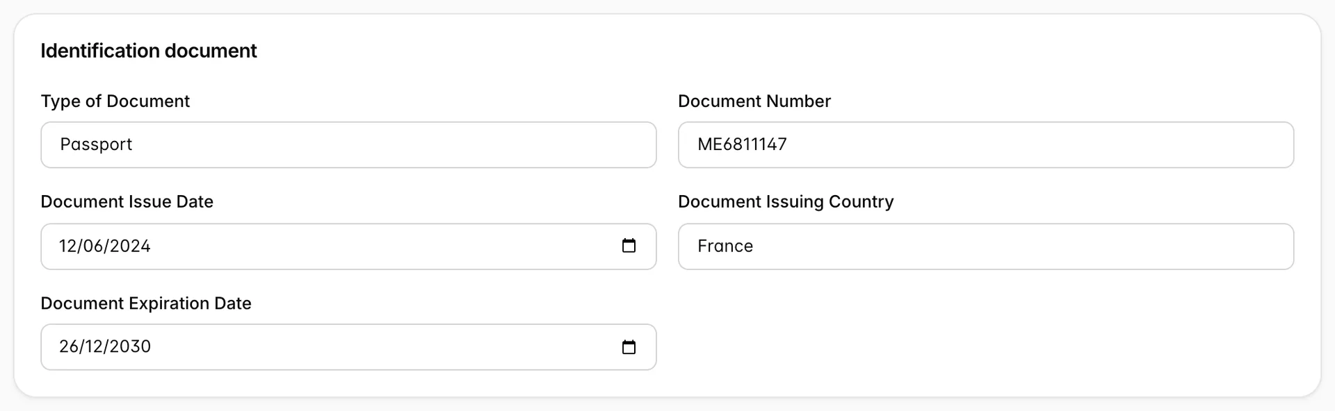 La fiche «Identification document» de l'onglet «Details», dans laquelle les paramètres «Type of Document» sont définis sur «Passport», «Document Number», «Document Issue Date», «Document Issuing Country» sur «France» et «Document Expiration Date».