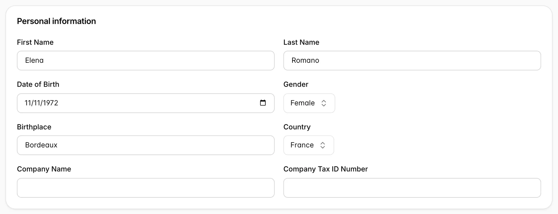 La fiche «Personal information» (Fiche de contact) de l'onglet «Details» (Fiche de contact), contenant les adresses First Name, Last Name, Date of Birth, Gender, Birthplace, Country, Company Name et Company Tax ID Number pour Elena Romano.