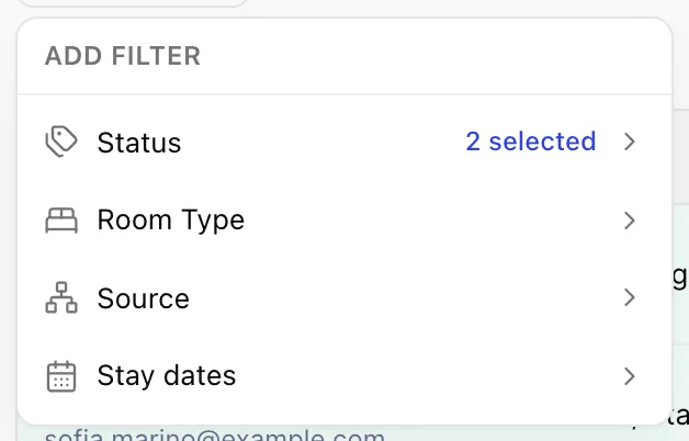 Le menu «Add filter» de la liste «waiting» propose les options «status», «room type», «source» et «stay» dates, l’option «Status» étant déjà sélectionnée et «two selected» affiché.