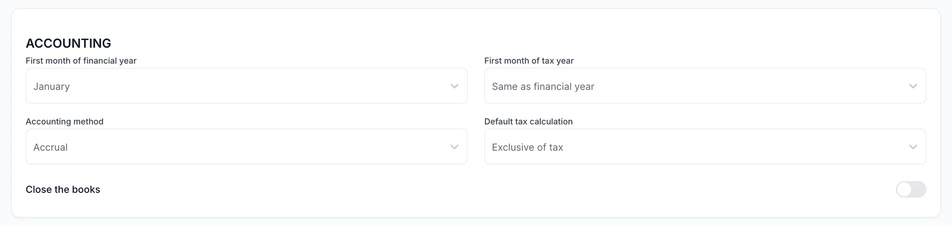 La fiche «ACCOUNTING» (Fiche de l'établissement) sur l'écran «Advance» (Fiche de l'établissement). «First month of financial year» (Fiche de l'établissement) indique «January» (janvier), «First month of tax year» (Premier mois de l'année fiscale) indique «Same as financial year» (Identique à l'exercice comptable), «Accounting method» (Date de clôture des comptes) indique «Accrual» (20/01/20XX) et «Default tax calculation» (Date de clôture des comptes) indique «Exclusive of tax» (20/01/20XX). Le bouton «Close the books» (Clôturer les comptes) situé en dessous est désactivé.