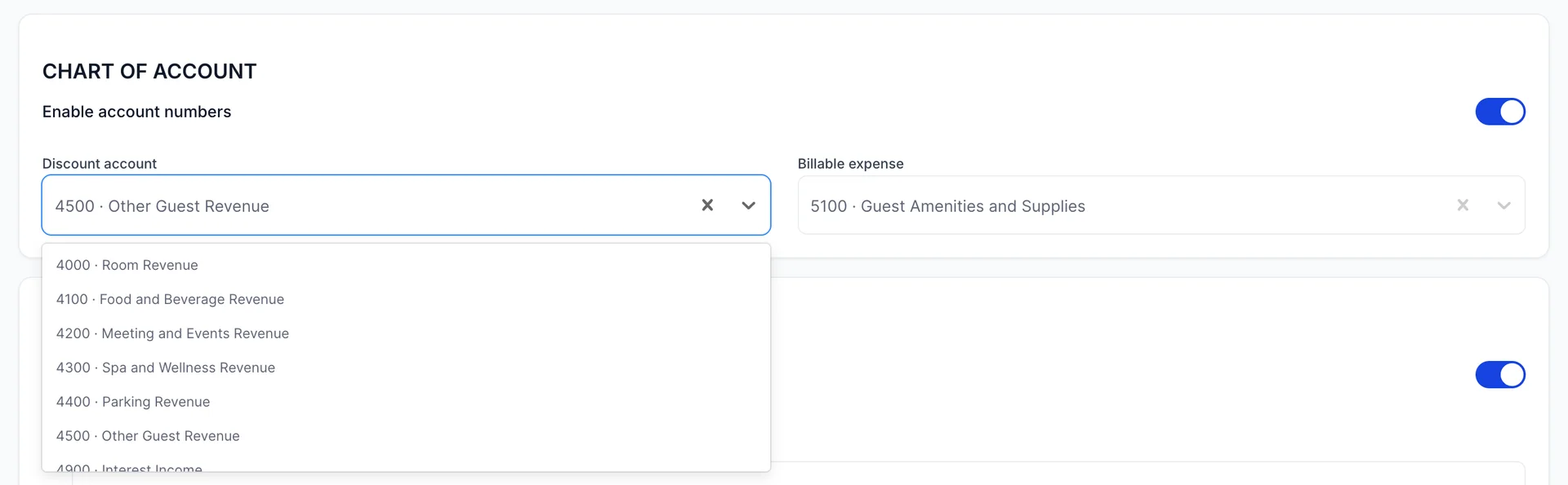 La fiche « Plan comptable » (CHART OF ACCOUNT) sur l'écran « Advance » (Revenus des réunions et événements) avec la liste déroulante « Discount account » (Code de compte) ouverte. Le champ « Enable account numbers » (Code de compte par défaut) est activé. La case « Discount account » (Code de compte par défaut) contient « 4500 · Autres revenus liés aux clients » et sa liste déroulante propose les options suivantes : 4000 · Room Revenue, 4100 · Revenus de restauration, 4200 · Revenus liés aux réunions et événements, 4300 · Revenus liés à l’Spa and Wellness, et d’autres options ci-dessous. La case « Billable expense » située à côté contient « 5100 · Commodités et fournitures pour les clients ».