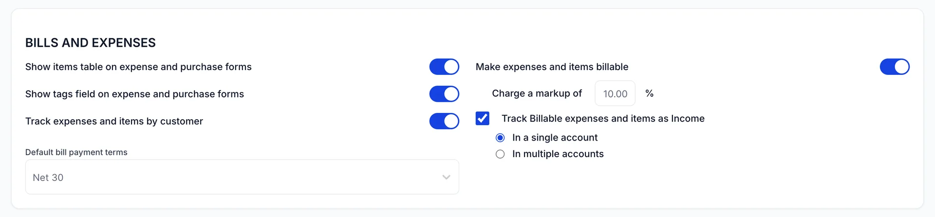 La fiche « BILLS AND EXPENSES » (Factures et dépenses) sur l'écran « Expense » (Aperçu des factures et des dépenses). Les options « Show items table » (Afficher le tableau des articles), « Show tags field » (Afficher le champ des étiquettes) et « Track expenses and items by customer » (Suivre les dépenses et les articles par client) sont toutes activées, et la rubrique « Default bill payment terms » (Conditions de paiement) indique « Net 30 ». À droite, l'option « Make expenses and items billable » (Afficher les détails de la facture) est activée, avec la mention « Charge a markup of 10,00 % » (Facture de la facture : 10,00 %) en dessous ; l'option « Track Billable expenses and items as Income » (Exclure les dépenses de la facture) est cochée, et l'option « In a single account » (Sur un seul compte) est sélectionnée à la place de « In multiple accounts » (Sur plusieurs comptes).