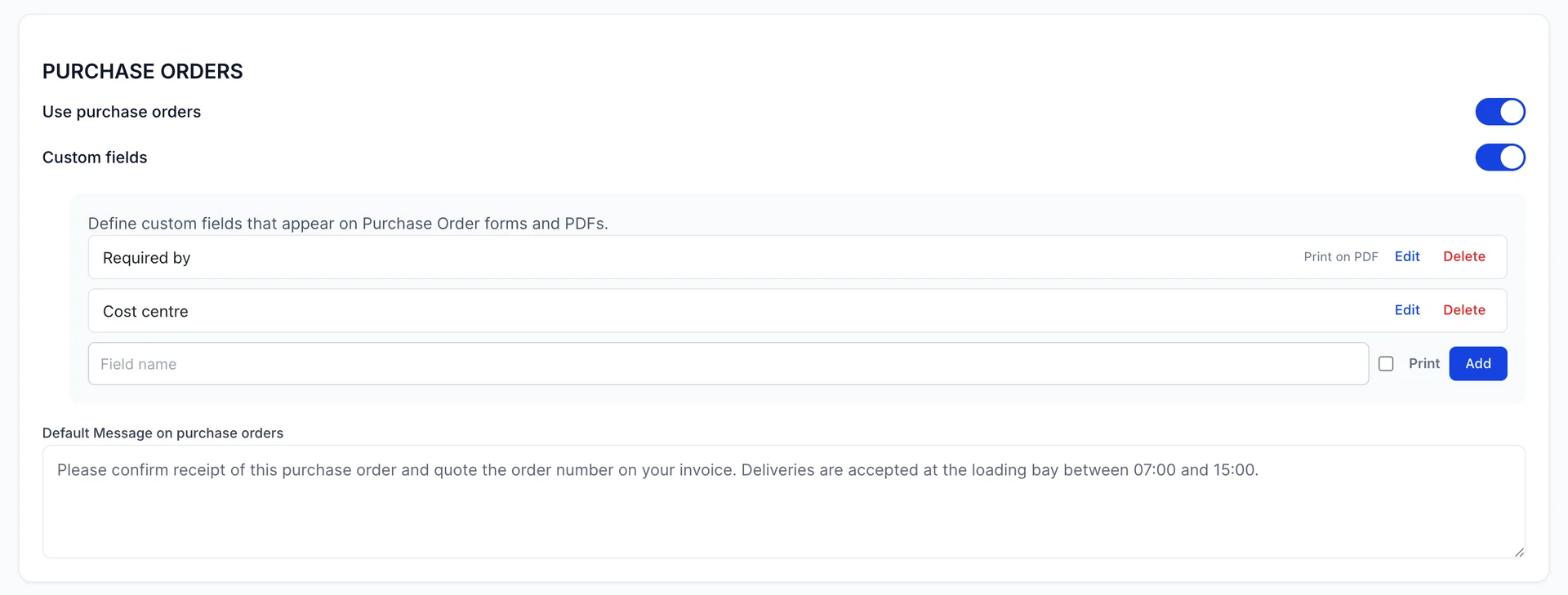 La fiche « PURCHASE ORDERS » (Configurer les champs personnalisés) sur l'écran « Expense » (Gérer les formulaires de commande d'achat). Les options « Use purchase orders » (Champs personnalisés) et « Custom fields » (Champs personnalisés) sont toutes deux activées. Un panneau intitulé « Définir les champs personnalisés qui apparaissent sur les formulaires de bon de commande et les fichiers PDF » répertorie « Required by » (Marquer « Print » sur le PDF) et « Cost centre » (Marquer « » sur le PDF) sans cette mention, chacun accompagné des boutons Modifier et Supprimer, au-dessus d’un champ de nom vide, d’une case à cocher « Print » et d’un bouton Ajouter. « Default Message on purchase orders » (Demander au fournisseur de mentionner le numéro de commande et indiquer les horaires du quai de chargement) demande au fournisseur d’indiquer le numéro de commande et précise les horaires du quai de chargement.
