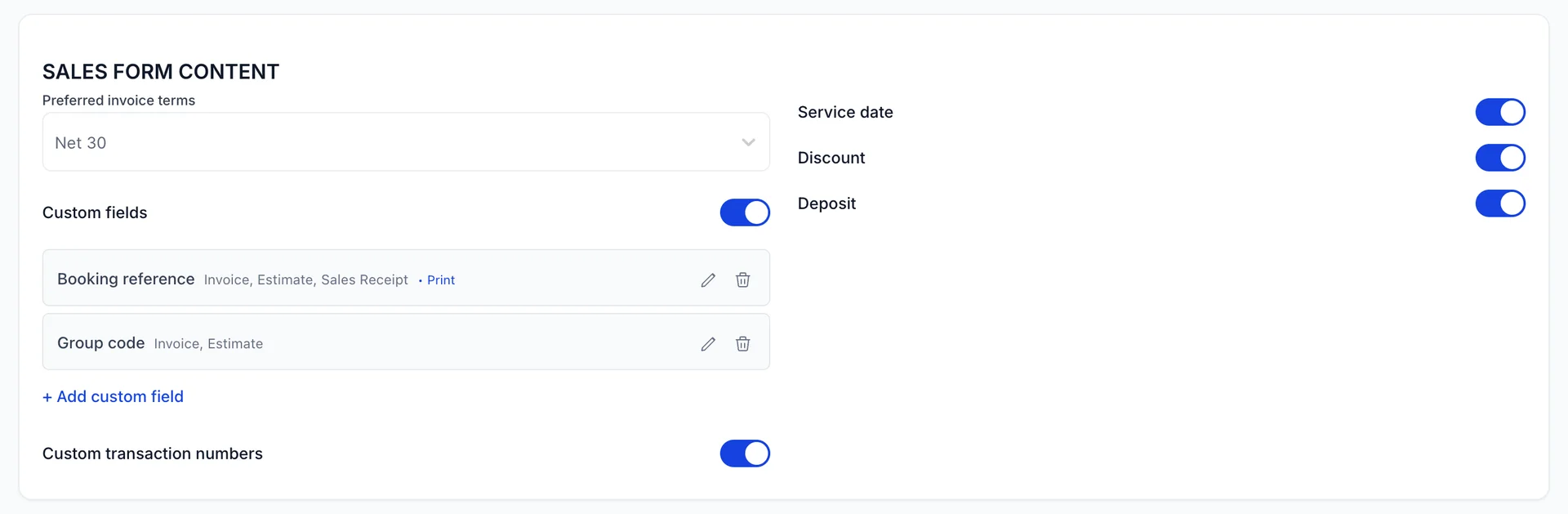 La fiche « SALES FORM CONTENT » (Contenu du formulaire de vente) sur l’écran « Sale » (Formulaire de vente). Le champ « Preferred invoice terms » (Date de paiement) indique « Net 30 ». Le bouton « Custom fields » (Champs personnalisés) est activé, affichant « Booking reference » (Numéro de transaction personnalisé) en regard de « Invoice » (Facture), « Estimate » (Devis) et « Sales Receipt » (Reçu de vente), avec un marqueur « Print » (Numéro de transaction personnalisé), ainsi que « Group code » (Numéro de transaction personnalisé) en regard de « Invoice » (Facture) et « Estimate » (Devis), chacun accompagné d’une icône de modification et d’une icône de suppression, au-dessus d’un lien « + Add » (Ajouter) « custom field » (Numéro de transaction personnalisé). L’option « Numéros de transaction personnalisés » est activée. À droite, les options « Service date », « Discount » et « Deposit » sont toutes activées.
