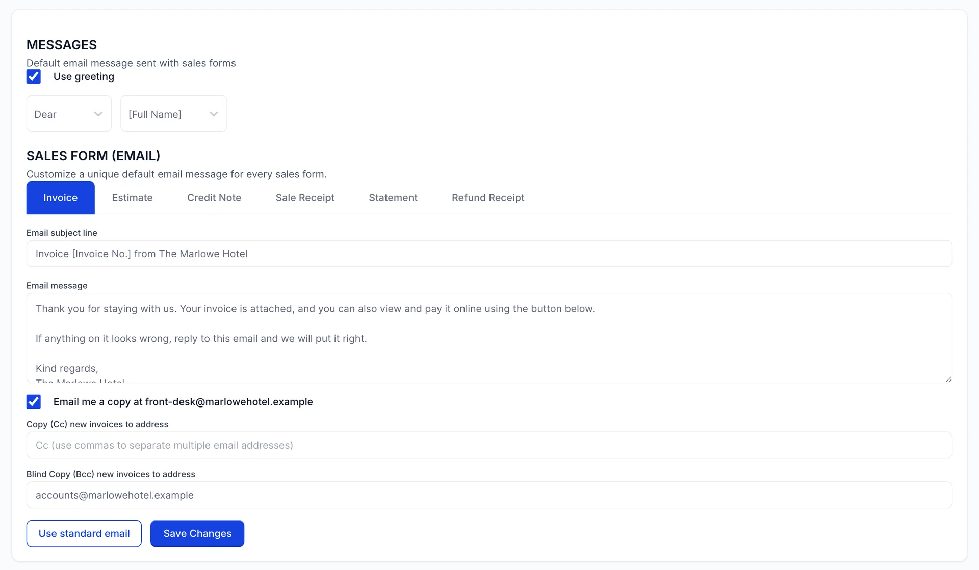 La fiche MESSAGES de l’écran « Sale ». La case à cocher « Use greeting » est cochée au-dessus des menus déroulants « Dear » et « [Full Name] ». Sous « SALES FORM (EMAIL) », six onglets indiquent respectivement « Invoice », « Estimate », « Credit Note », « Sale Receipt », « Statement » et « Refund Receipt », l’onglet « Invoice » étant sélectionné. L’e-mail subject line indique « Facture [<span translate="no">Invoice No.]</span> du The Marlowe Hotel » et le message ci-dessous remercie le client pour son séjour et met en avant le bouton « Payer en ligne ». L’option « Email me a copy » à l’adresse front-desk@marlowehotel.example est cochée, l’option « Bcc » contient l’adresse accounts@marlowehotel.example, tandis que les options « Utiliser l’e-mail standard » et « Save Changes » se trouvent en bas de la page.