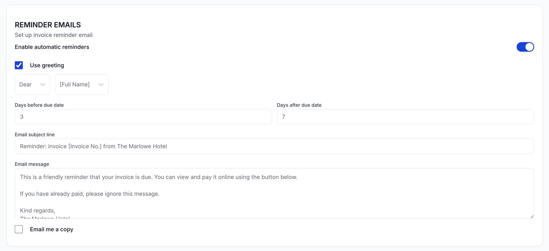 L'onglet « E-MAILS DE RAPPEL » de l'écran « Sale ». L'option « Enable automatic reminders » est activée. L'option « Utiliser la formule de politesse » est cochée avec « Dear » et [Full Name]. La valeur de « Days before due date » est 3 et celle de « Days after due date » est 7. La valeur de « subject line » est « Rappel : facture [<span translate="no">Invoice No.]</span> de The Marlowe Hotel » et le message indique que la facture est arrivée à échéance et peut être réglée en ligne. L'option « Email me a copy » n'est pas cochée.