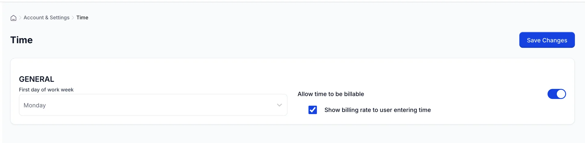L'écran « Time ». Une fiche « Générale » indique que le premier jour de la semaine de travail est défini sur le lundi, que l'option « Allow <span translate="no">time to be billable</span> » est activée et, en dessous, une case cochée indiquant « Show billing rate to user entering time ». Un bouton « Save Changes » se trouve en haut à droite.