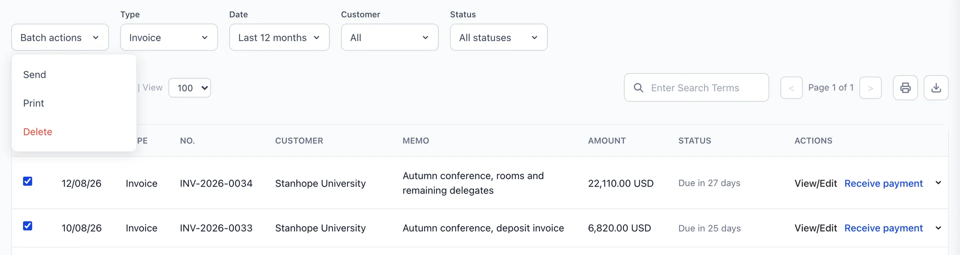La liste filtrée sur « Facture » avec les deux premières lignes cochées, « INV- 2026-0034 » et « INV- 2026-0033 », et le menu « Batch actions » ouvert au-dessus proposant « Send », « Print » et « Delete », avec « Delete » en rouge.