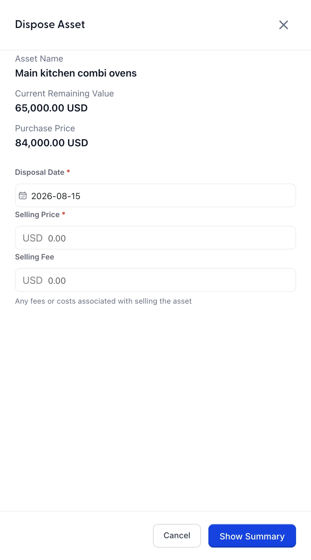 Der erste Schritt in der Seitenleiste „Dispose“ unter „Asset“ für Kombiöfen in der Hauptküche. Dort werden der Name des Vermögenswerts, ein aktueller „Remaining Value“ in Höhe von 65.000,00 USD und ein „Purchase Price“ in Höhe von 84.000,00 USD erneut angegeben; anschließend werden ein „Disposal Date“ (voreingestellt auf 15.08.2026), einen Verkaufspreis und eine Verkaufsgebühr, beide mit dem Präfix „USD“, mit dem Vermerk „Alle mit dem Verkauf des Vermögenswerts verbundenen Gebühren oder Kosten“. Unten befindet sich eine blaue Schaltfläche „Show Summary“ (Vermögenswert löschen).