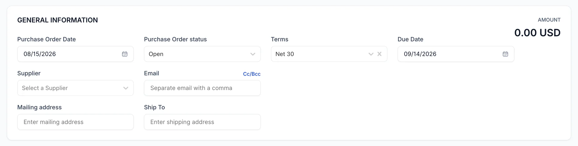 Der Abschnitt „ALLGEMEINE INFORMATIONEN“ einer leeren Bestellung. Die Felder „Purchase Order Date“ (Bestelldatum) mit dem Eintrag „08/15/2026“, „Purchase Order status“ (Bestellnummer) mit dem Eintrag „Open“, „Terms“ (Bedingungen) mit der Angabe „Select terms“ (Bedingungen auswählen), „Due Date“ (Fälligkeitsdatum) mit dem Eintrag „14.09.2026“, „Supplier“ (Lieferant) mit der Angabe „Select a Supplier“ (Lieferanten auswählen), „Email“ (E-Mail) mit einem Cc/Bcc-Link, „Mailing address“ (Postanschrift) und „Ship To“ (Rechnungsadresse), rechts davon der Betrag „AMOUNT“ in Höhe von 0,00 USD.
