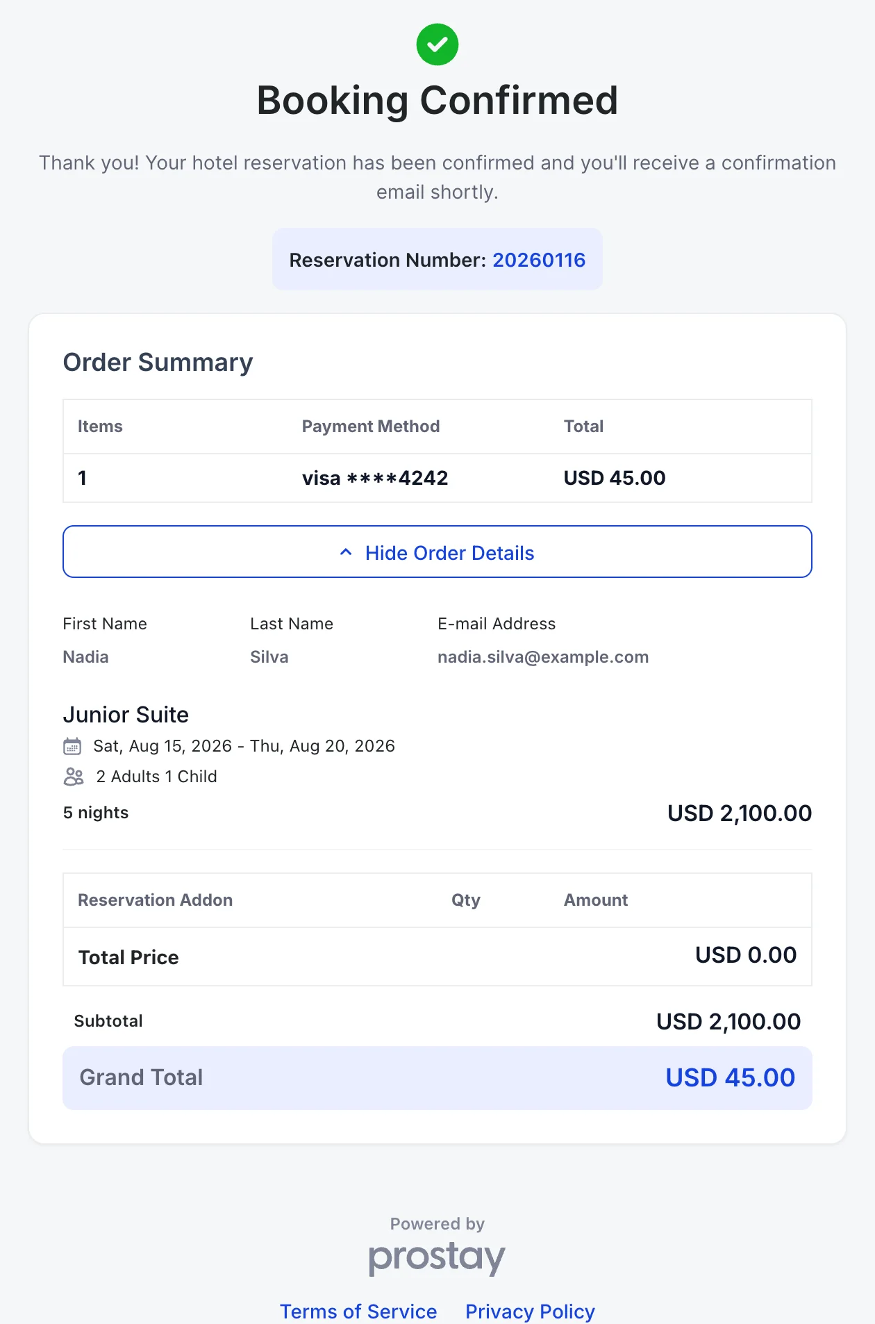 La page à laquelle un client accède après avoir cliqué sur un lien lié à une réservation : une coche verte, l’en-tête « Booking Confirmed » (Récapitulatif de la transaction) et « Reservation » (Numéro 20260116). Un fichier «Order Summary» répertorie un paiement effectué par carte Visa se terminant par 4242 pour un montant de 45 dollars américains ; en dessous, les informations détaillées «details» indiquent que la cliente s’appelle Nadia Silva et que son numéro de «email» est le suivant : une Junior Suite du samedi 15 au jeudi 20 août 2026 pour 2 adultes et 1 enfant, cinq nuits à 2 100 dollars américains, une «Subtotal» de 2 100 dollars américains et une «Grand Total» de 45 dollars américains.
