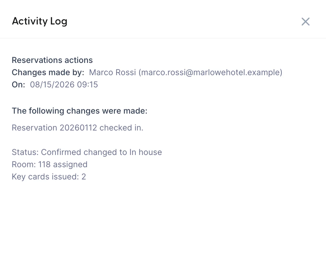 Le panneau « Activity Log » (details) s'affiche à droite de l'écran. On y lit « Reservations actions », puis « Modifications apportées par Marco Rossi avec son email address », puis « On » suivi de la date et de l'heure. Sous « Les modifications suivantes ont été apportées : Réservations 20260112 checked in, Status Confirmed modifié en « In house », Room 118 attribué, cartes-clés émises 2. »